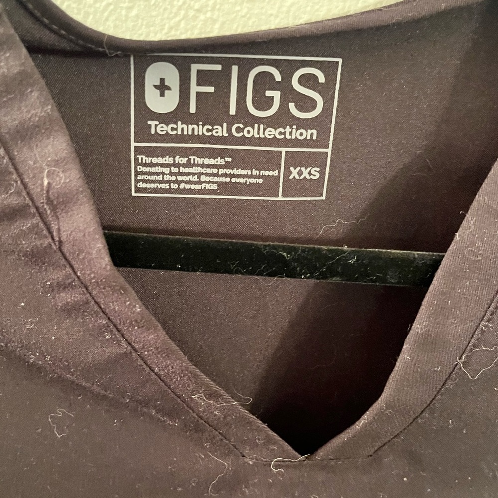 FIGS Black Scrub Top - Picture 2 of 4